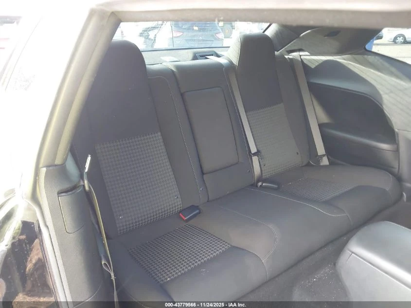 Dodge Challenger 3.6L V-6 DOHC, VVT, 305HP Rear Wheel Drive | Mobile.bg � ����������� 13