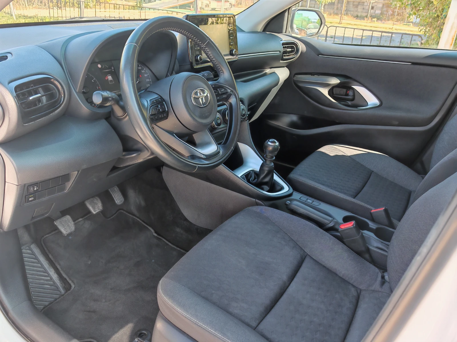 Toyota Yaris 1.5i , снимка 7 - Автомобили и джипове - 56360688
