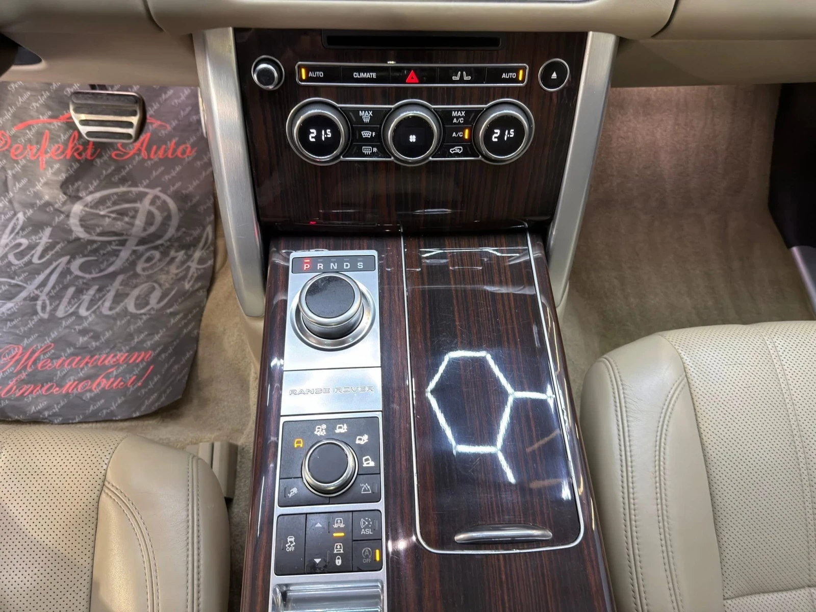 Land Rover Range rover Vogue * FULL Екстри* MERIDIAN* ПАНОРАМА* TV , снимка 11 - Автомобили и джипове - 53784961