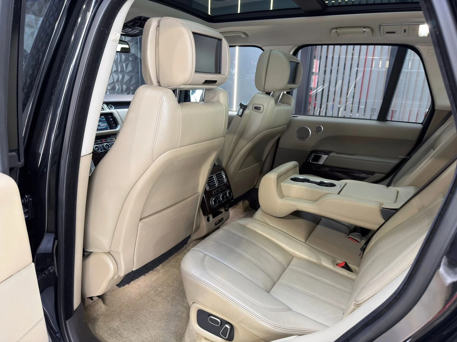 Land Rover Range rover Vogue * FULL Екстри* MERIDIAN* ПАНОРАМА* TV , снимка 5 - Автомобили и джипове - 53784961