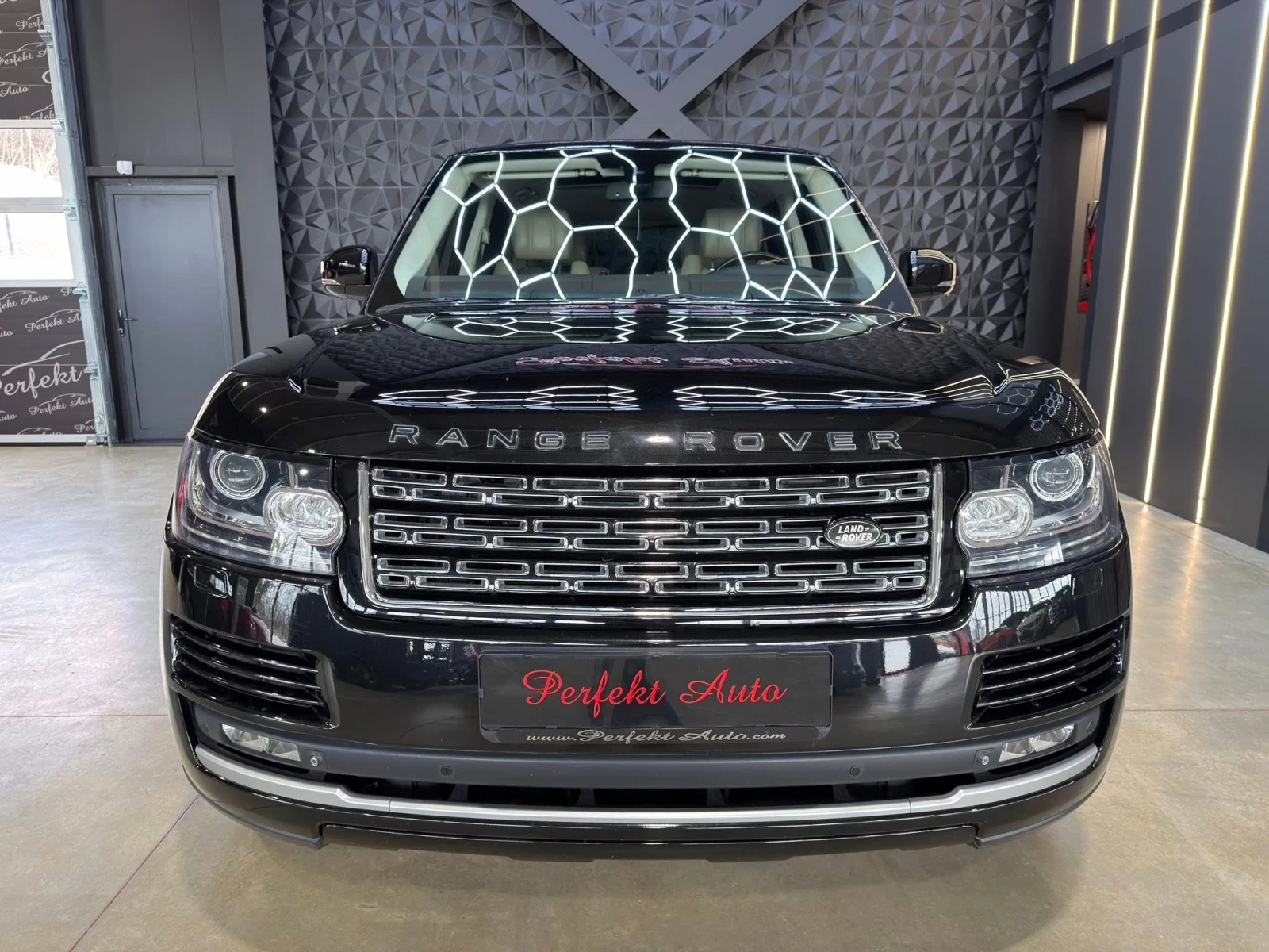 Land Rover Range rover Vogue * FULL Екстри* MERIDIAN* ПАНОРАМА* TV , снимка 2 - Автомобили и джипове - 53784961