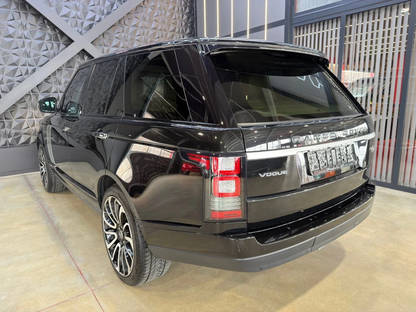 Land Rover Range rover Vogue * FULL Екстри* MERIDIAN* ПАНОРАМА* TV , снимка 3 - Автомобили и джипове - 53784961