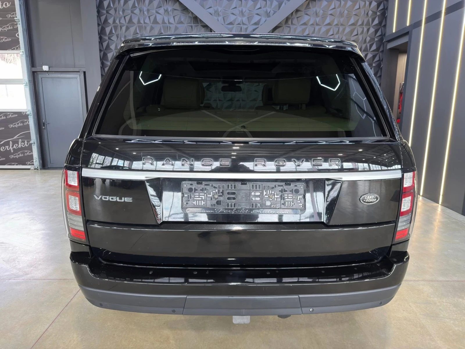 Land Rover Range rover Vogue * FULL Екстри* MERIDIAN* ПАНОРАМА* TV , снимка 4 - Автомобили и джипове - 53784961