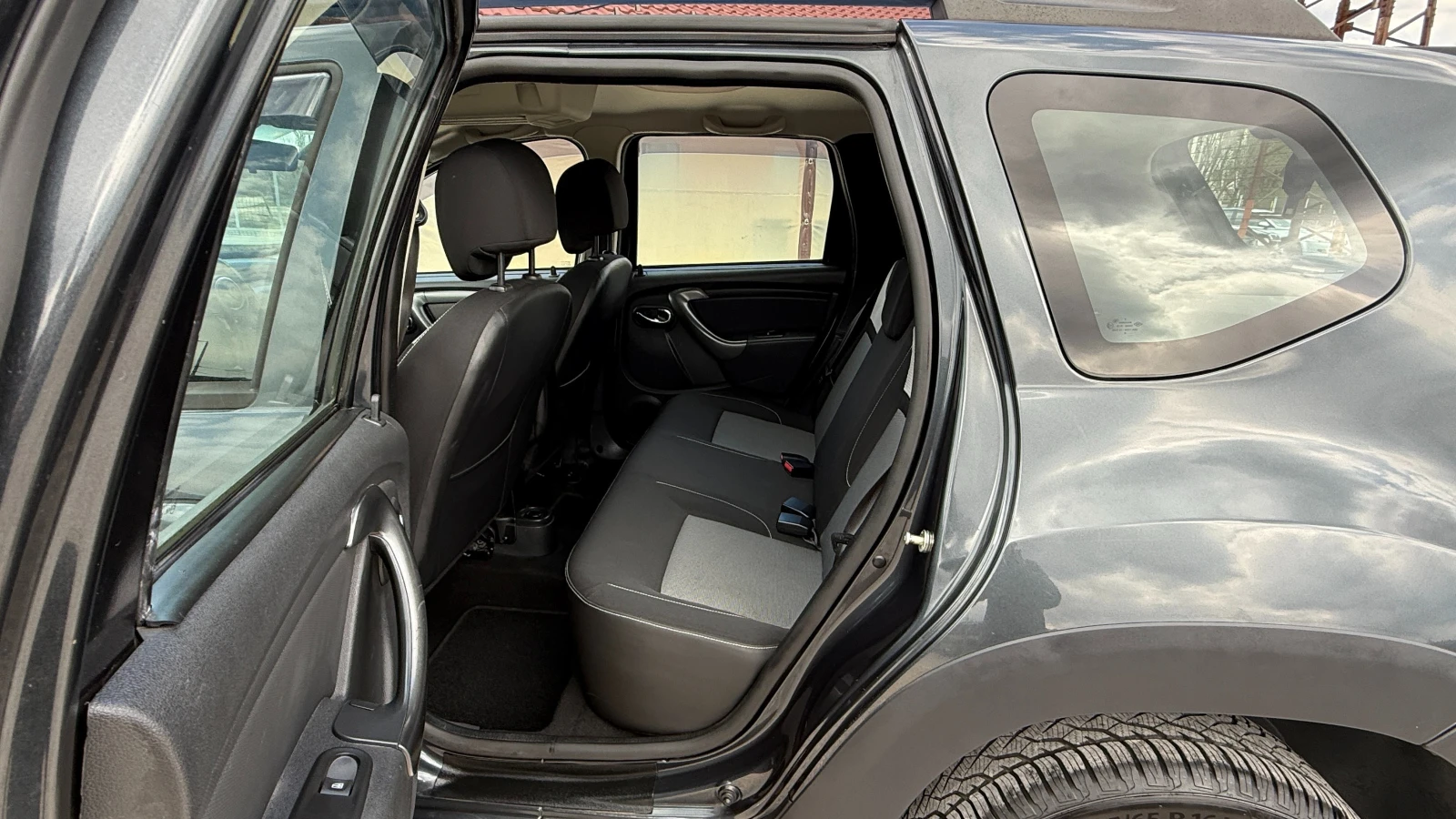 Dacia Duster 1.5DCI/109кс/4WD/NAVI/КАМЕРА/EURO6B/ВНОС ОТ ИТАЛИЯ, снимка 17 - Автомобили и джипове - 54147917