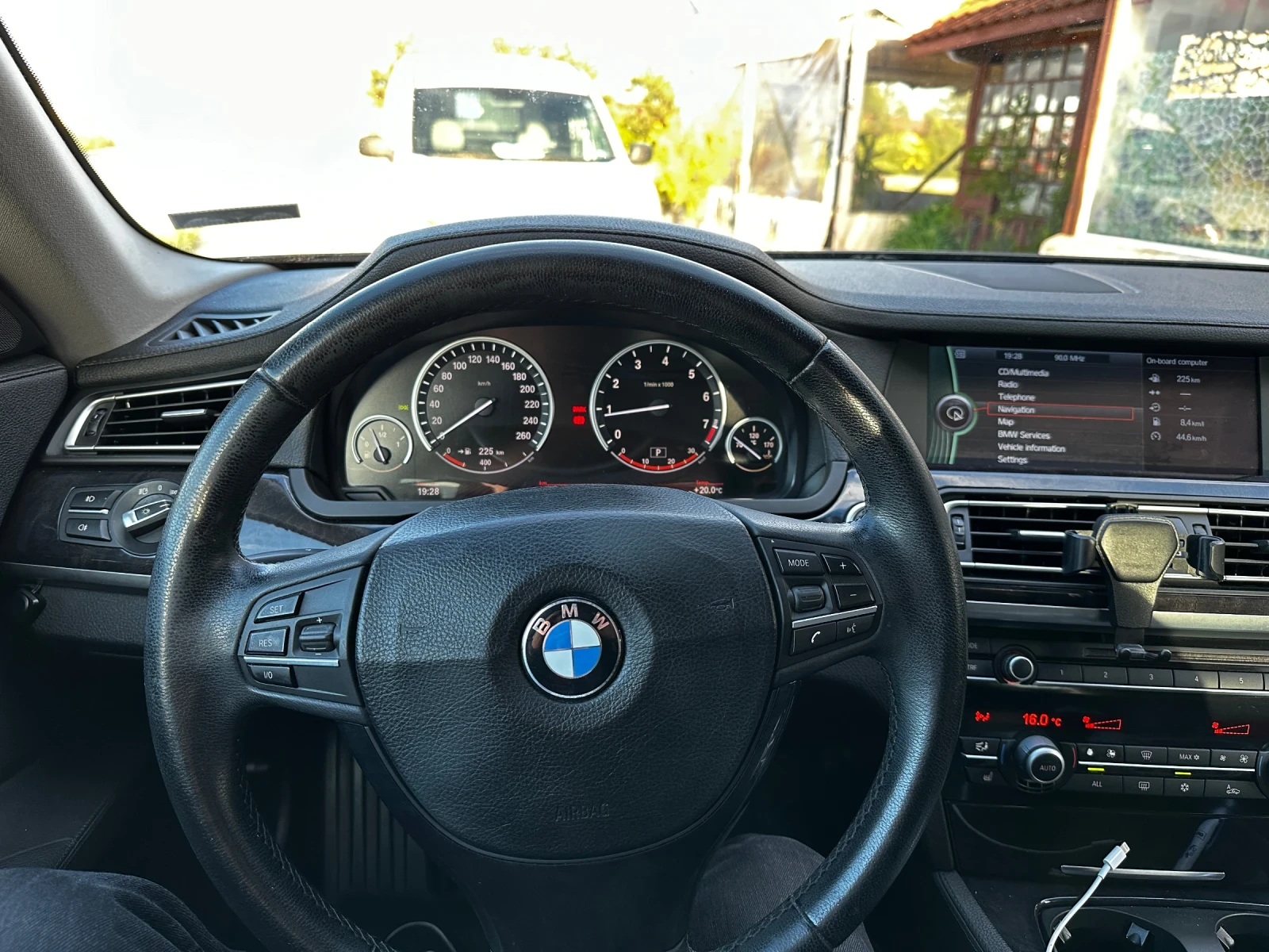 BMW 740  - изображение 9