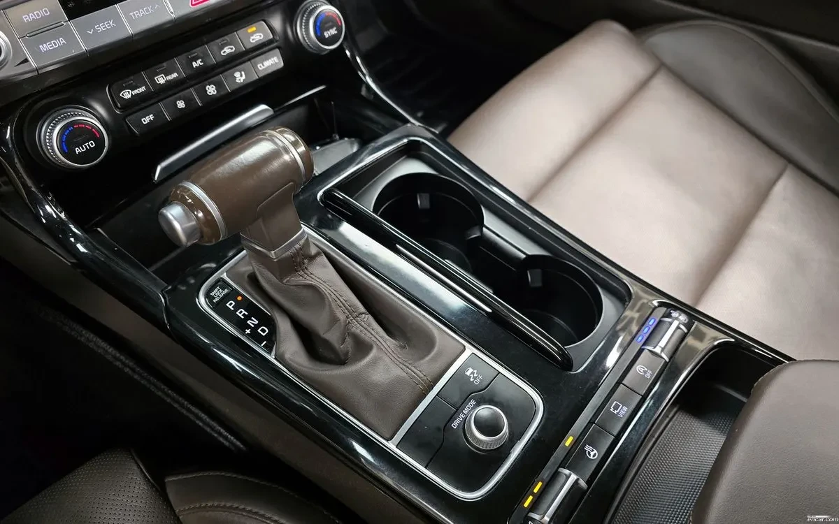 Kia Stinger 2.0 Turbo AWD, снимка 9 - Автомобили и джипове - 54749945