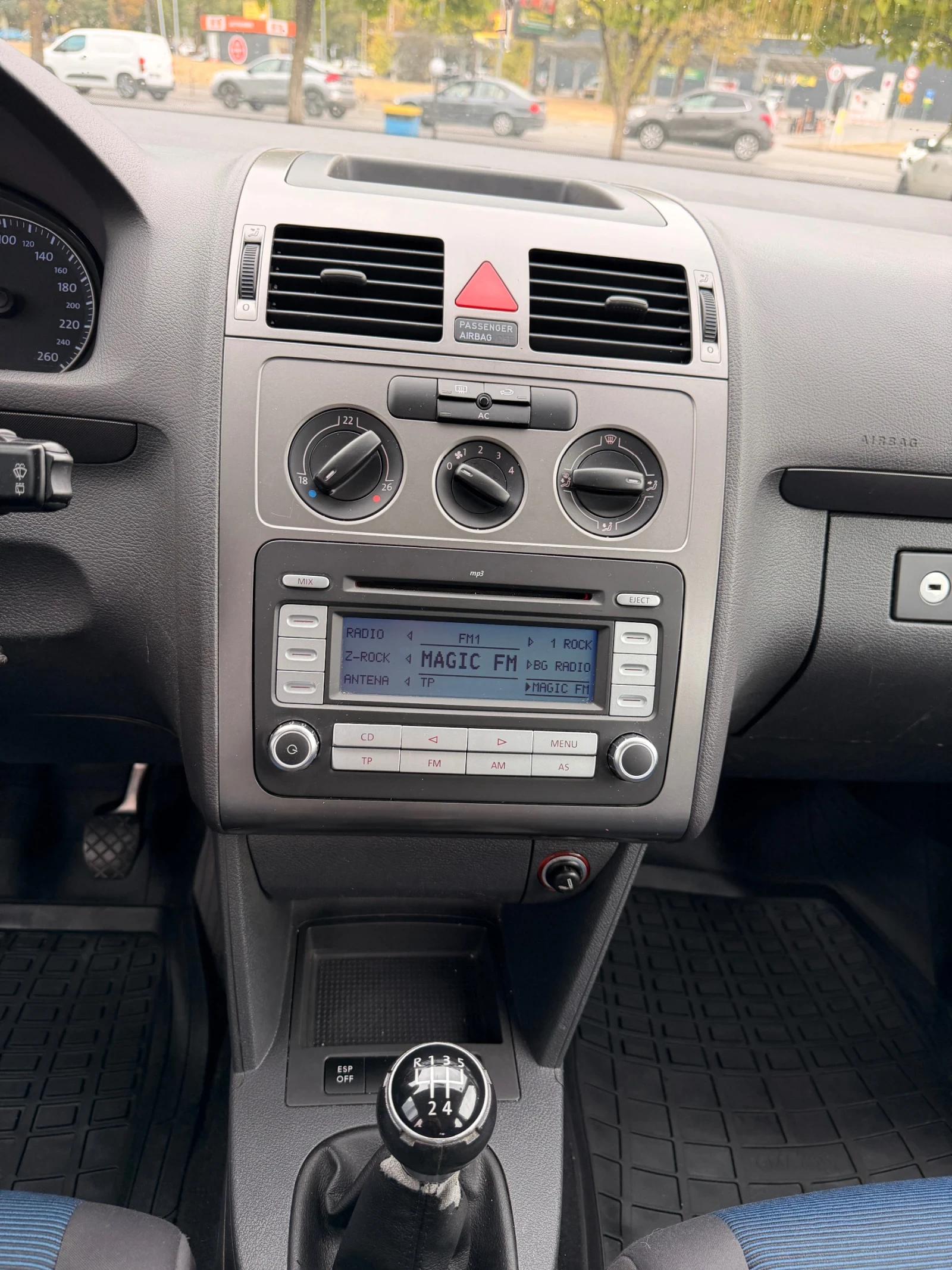 VW Touran  Климатик   Фейслифт , снимка 12 - Автомобили и джипове - 56227658