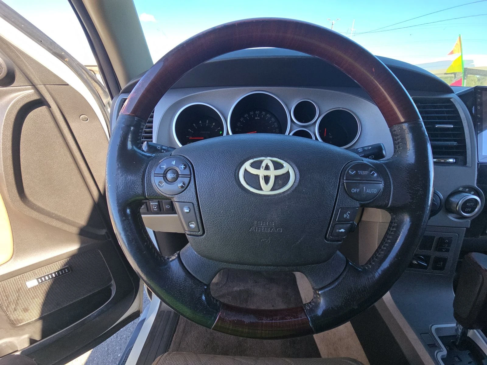 Toyota Sequoia  - изображение 10