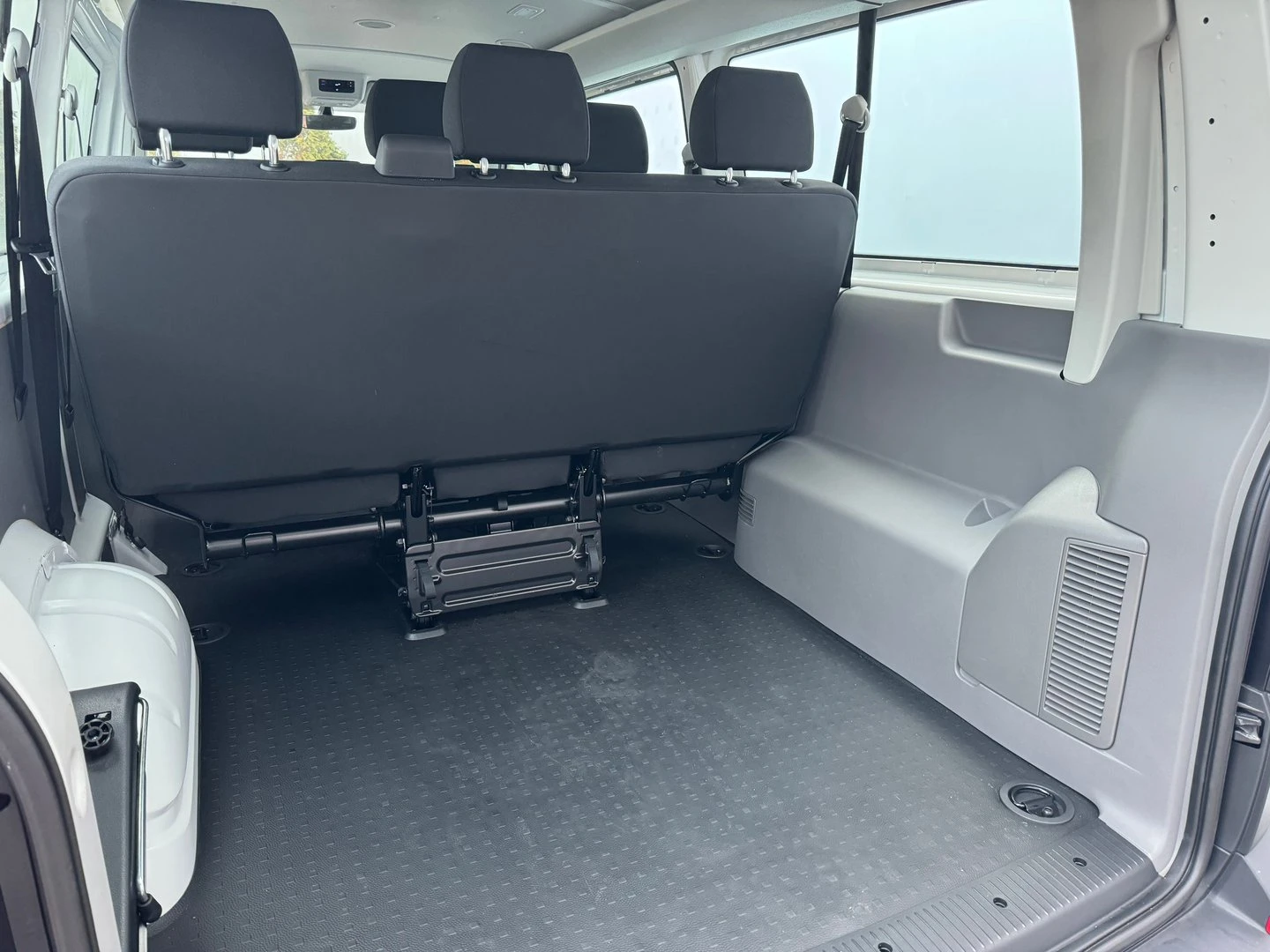 VW Transporter Kombi L 6.7 m3 TDI, снимка 10 - Бусове и автобуси - 56420382