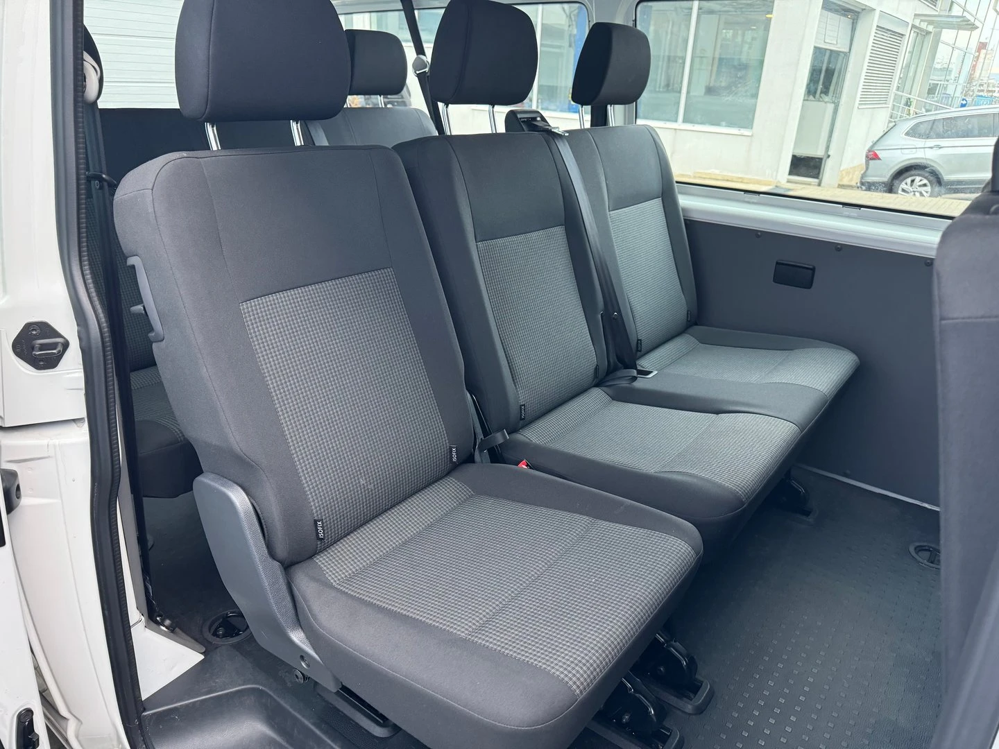 VW Transporter Kombi L 6.7 m3 TDI, снимка 8 - Бусове и автобуси - 56420382