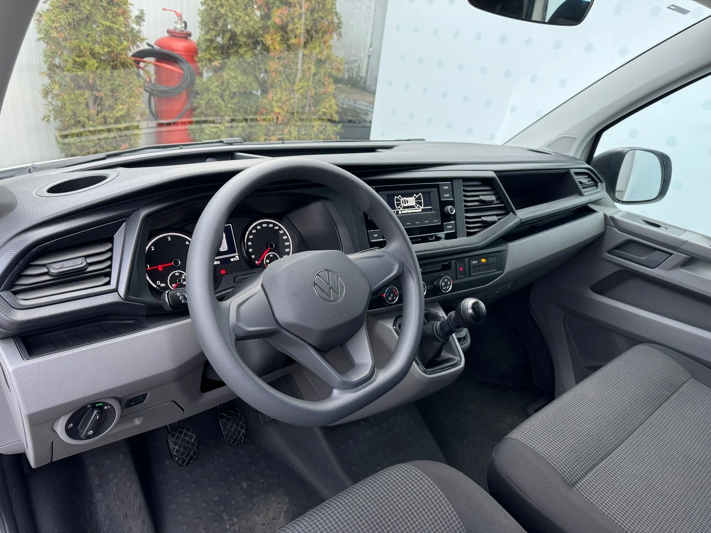 VW Transporter Kombi L 6.7 m3 TDI, снимка 6 - Бусове и автобуси - 56420382