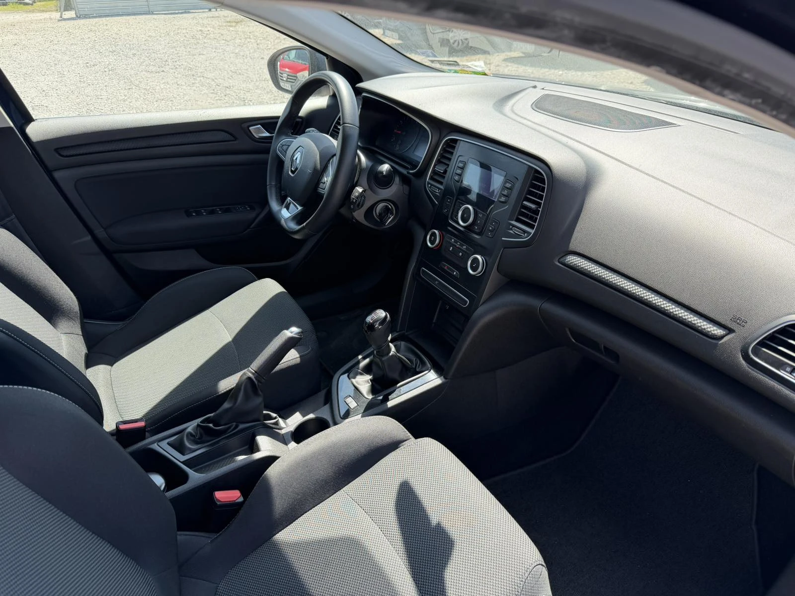 Renault Megane 1.3TCe Sedan 140k.c., снимка 15 - Автомобили и джипове - 54358103