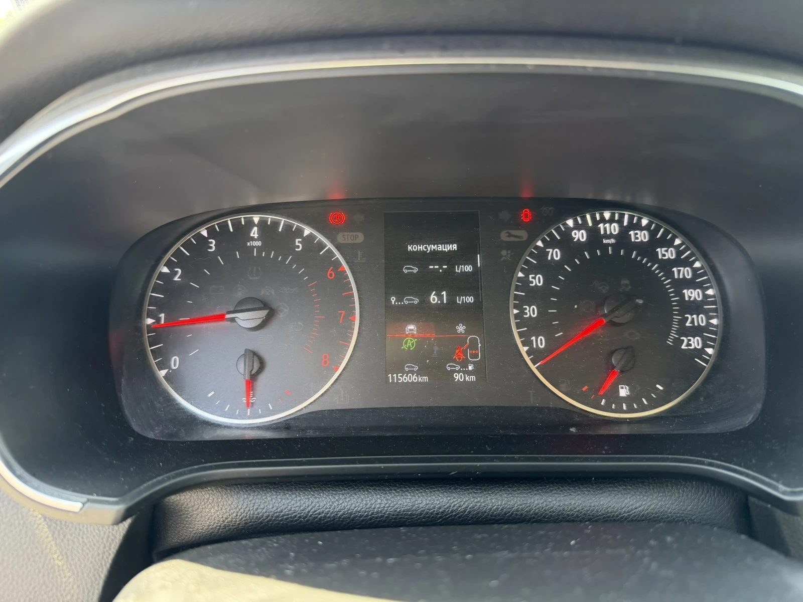 Renault Megane 1.3TCe Sedan 140k.c., снимка 16 - Автомобили и джипове - 54358103