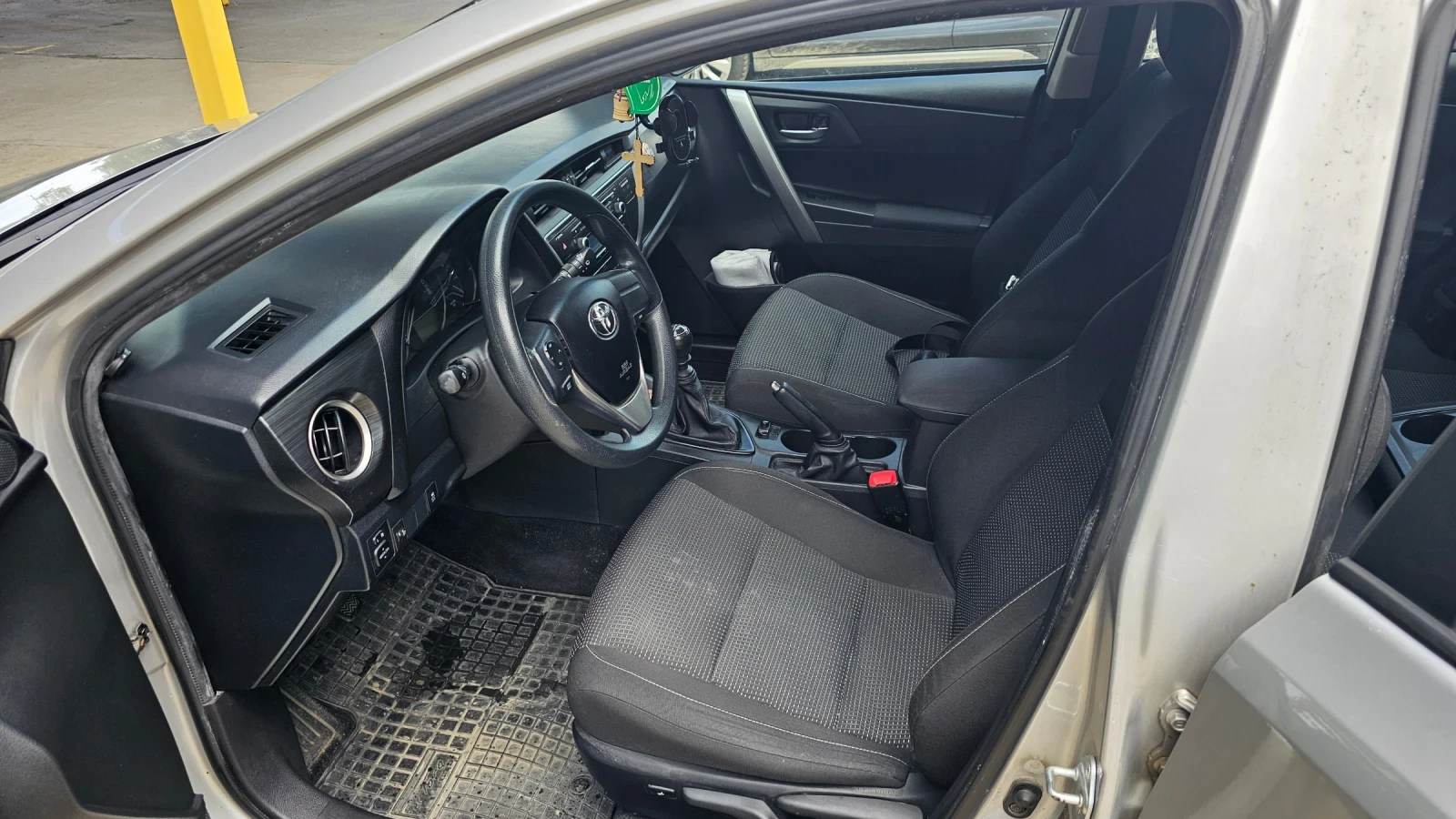 Toyota Auris, снимка 4 - Автомобили и джипове - 54944045