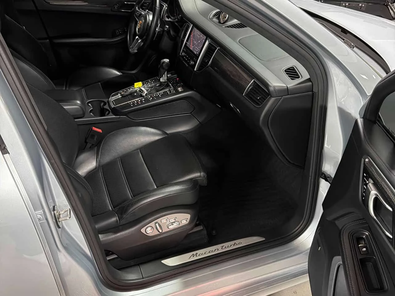 Porsche Macan * Turbo * КАРБОН* ОБДУХВАНЕ* + ГУМИ И ДЖАНТИ, снимка 11 - Автомобили и джипове - 53780356