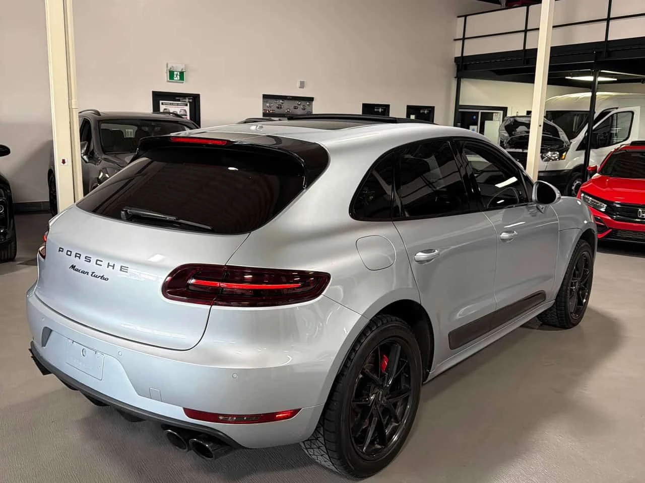 Porsche Macan * Turbo * КАРБОН* ОБДУХВАНЕ* + ГУМИ И ДЖАНТИ, снимка 4 - Автомобили и джипове - 53780356