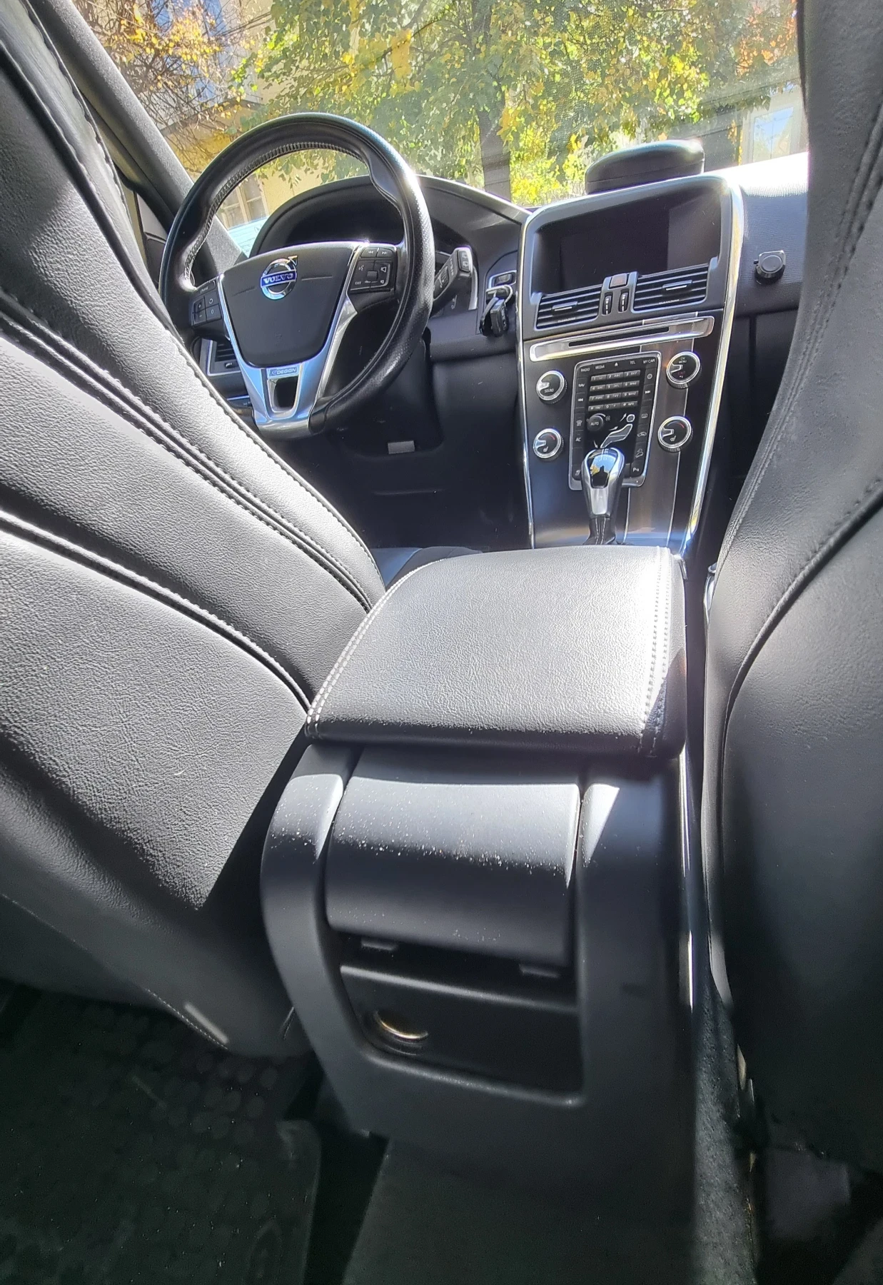 Volvo XC60  D4 R- design , снимка 8 - Автомобили и джипове - 55923502
