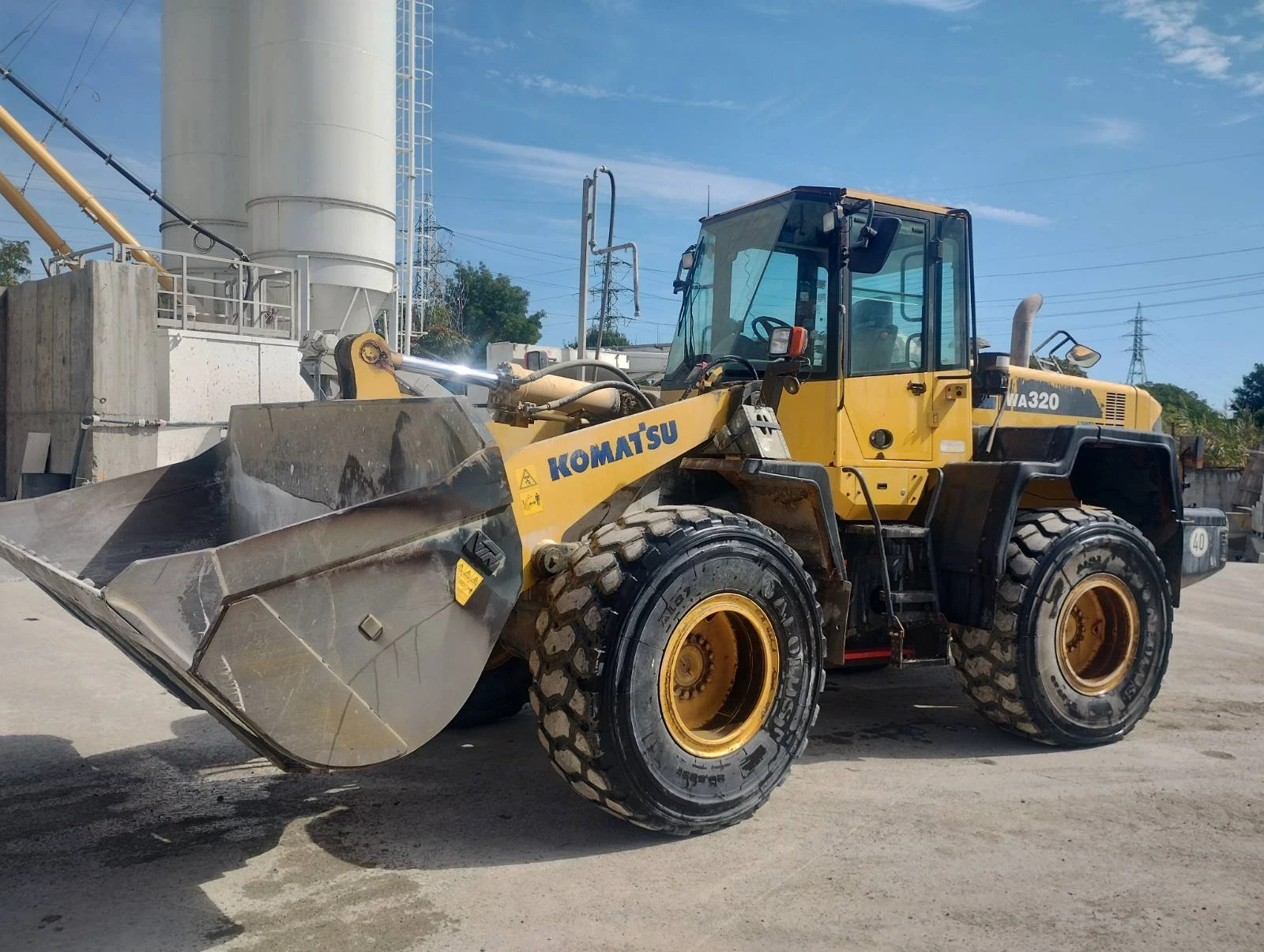 Челен товарач Komatsu WA320, снимка 6 - Индустриална техника - 56179361