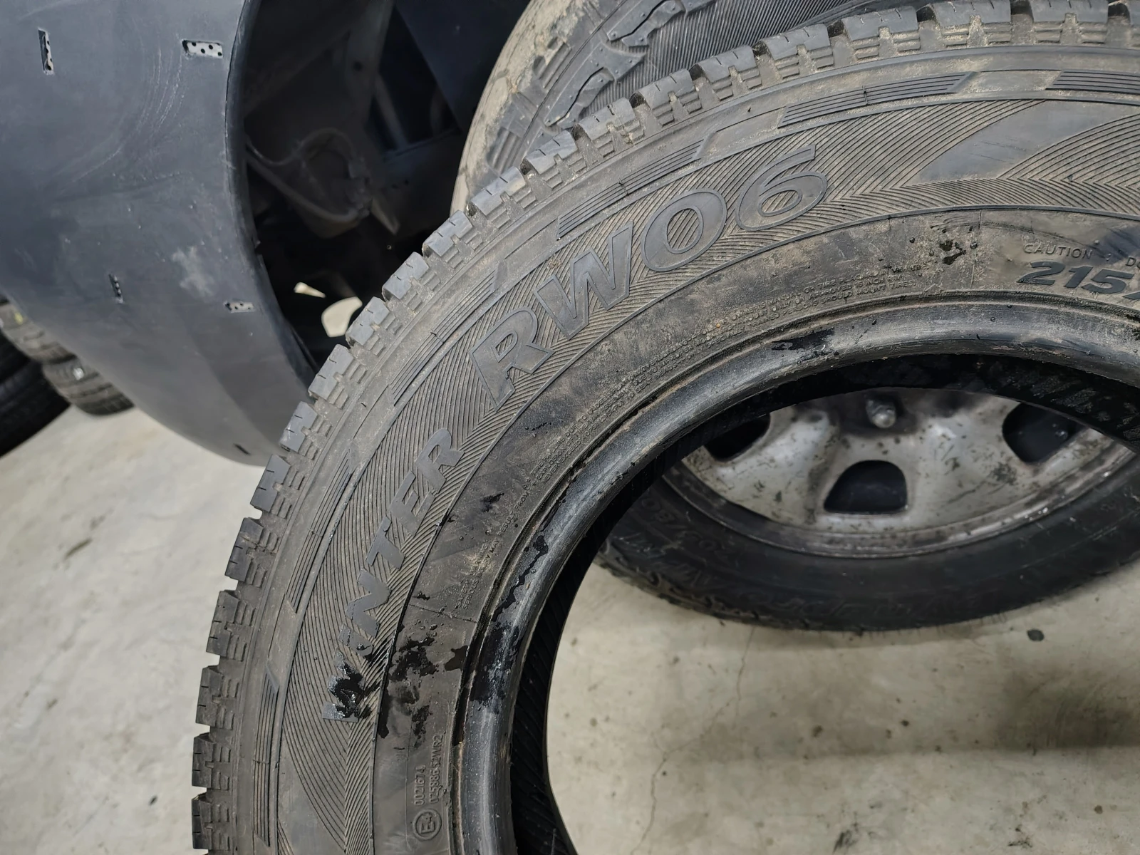 Гуми Зимни 215/75R16, снимка 6 - Гуми и джанти - 54103344