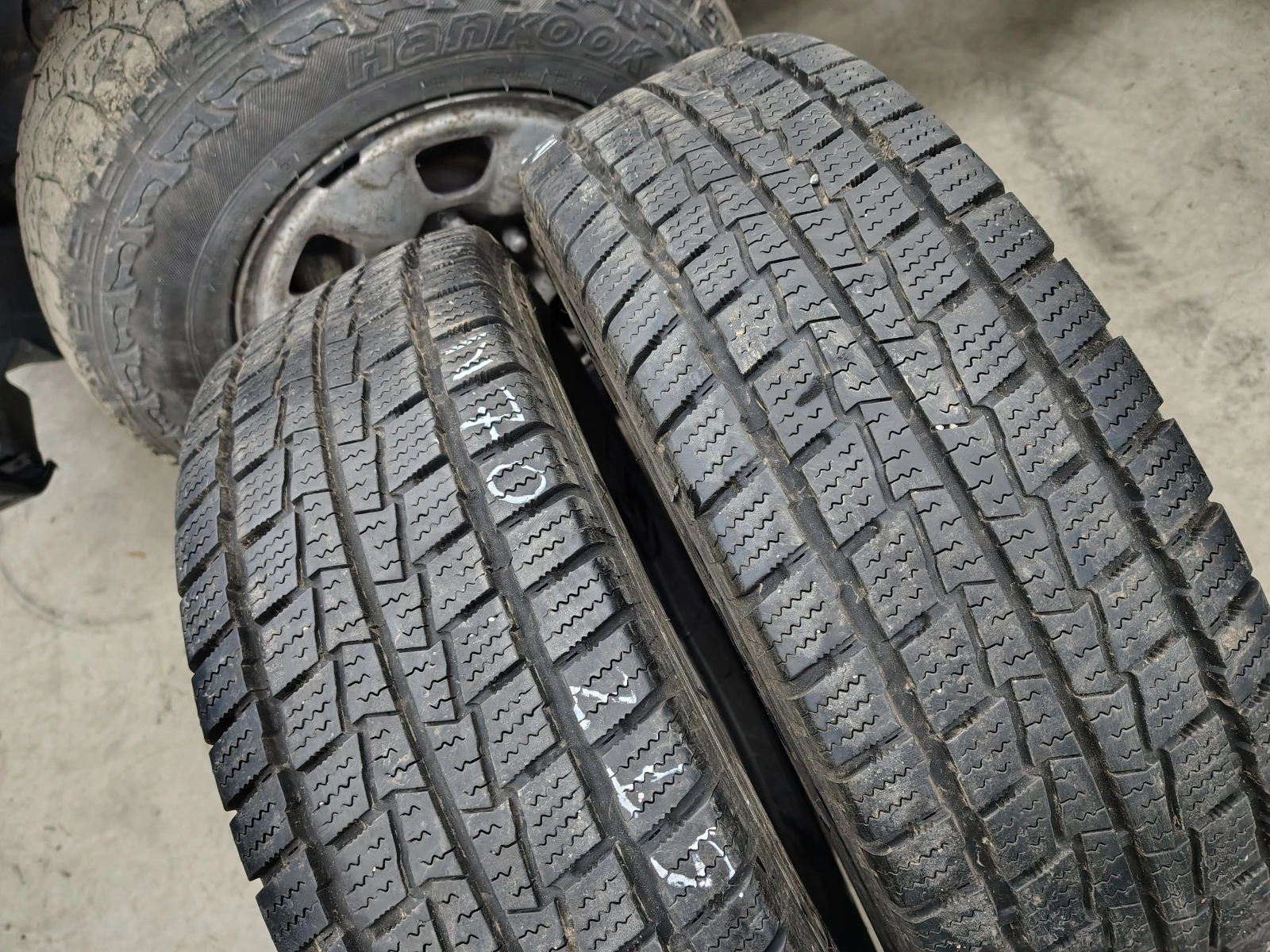 Гуми Зимни 215/75R16, снимка 2 - Гуми и джанти - 54103344