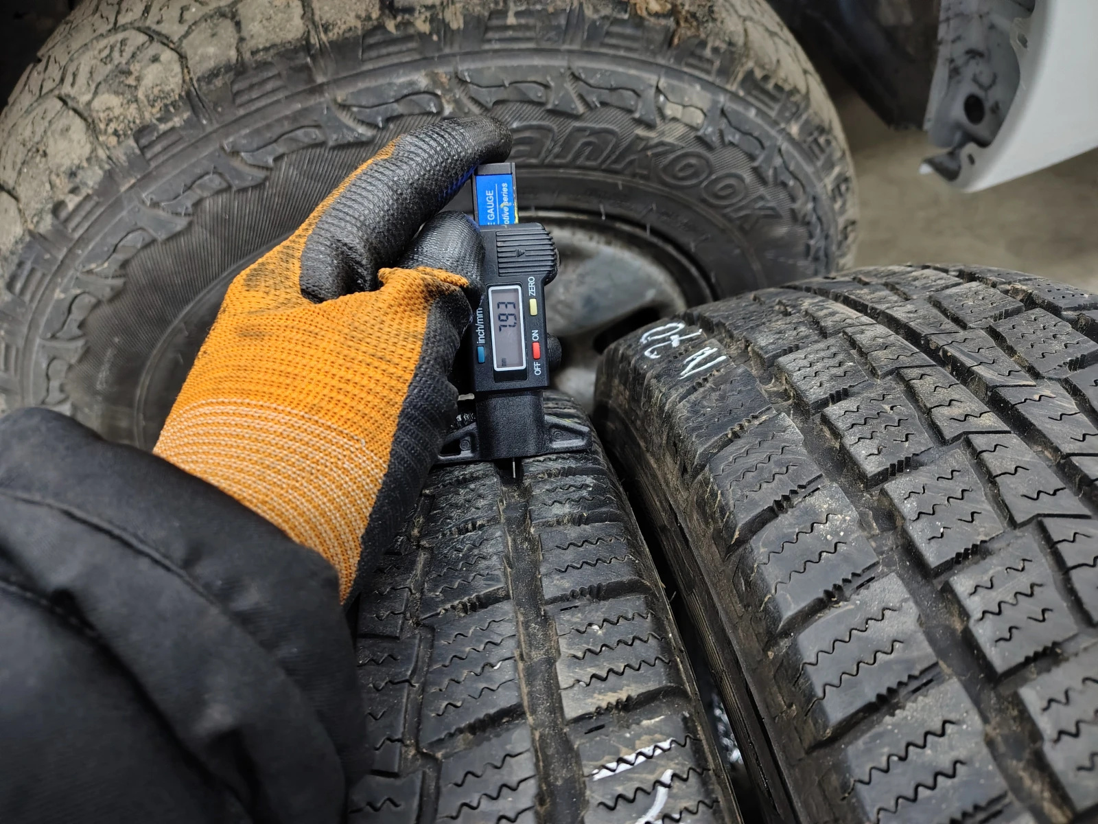 Гуми Зимни 215/75R16, снимка 3 - Гуми и джанти - 54103344