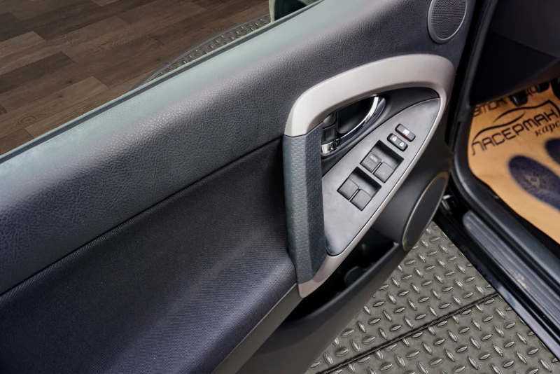 Toyota Rav4 2.2 D-4D , снимка 6 - Автомобили и джипове - 43974192