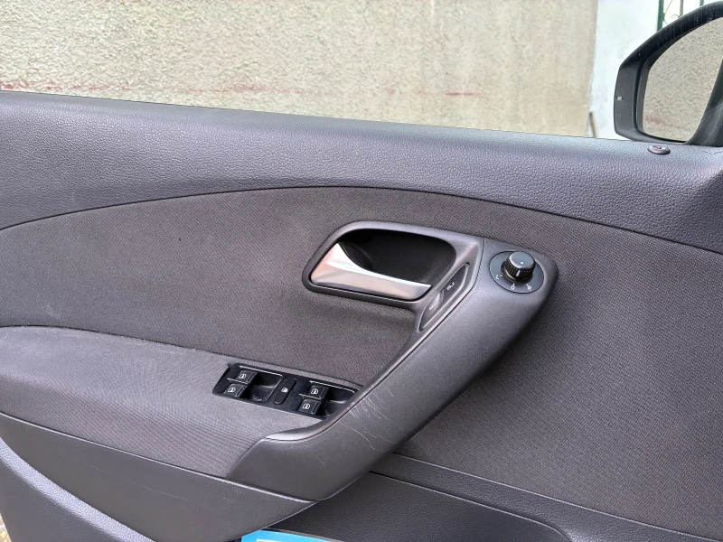 VW Polo 1.6 TDI 90 кс климатроник , снимка 12 - Автомобили и джипове - 52891552