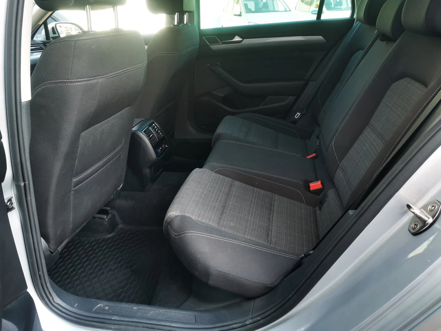 VW Passat VW Passat Var. Business 2.0 TDI SCR DSG - изображение 7