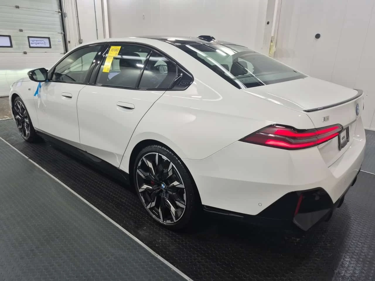 BMW i5 * M60 XDRIVE * CARFAX * БЕЗ ПЪРВОНАЧАЛНА ВНОСКА, снимка 4 - Автомобили и джипове - 53756206