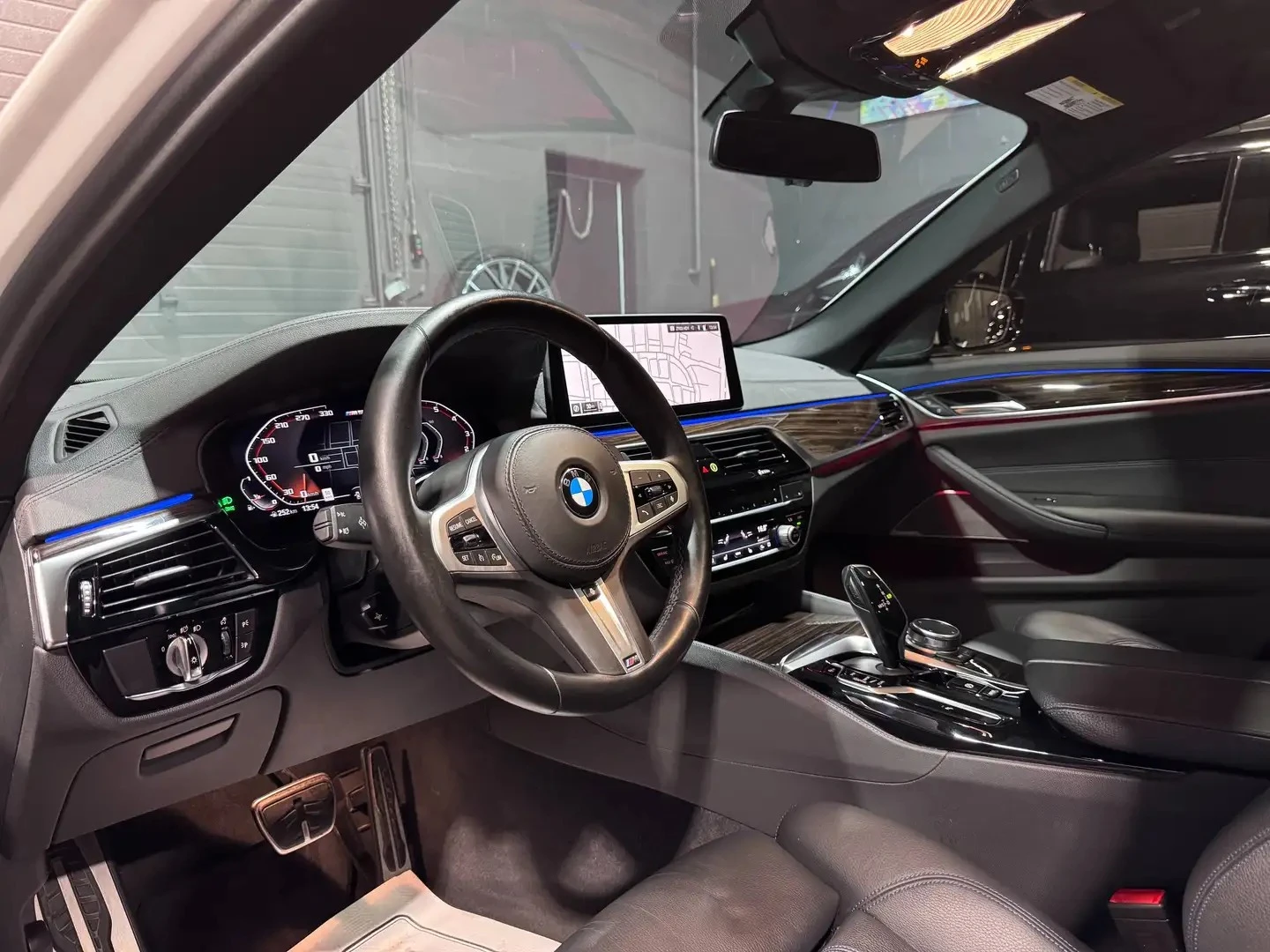 BMW 550 M xDrive ЦЕНА ДО БЪЛГАРИЯ АВТОКРЕДИТ, снимка 8 - Автомобили и джипове - 55528751