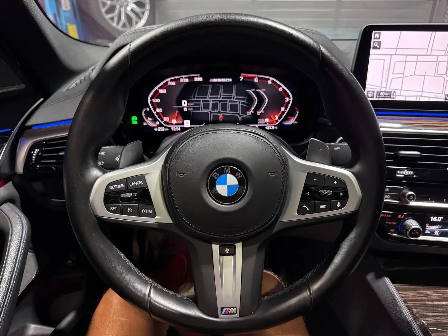 BMW 550 M xDrive ЦЕНА ДО БЪЛГАРИЯ АВТОКРЕДИТ, снимка 10 - Автомобили и джипове - 55528751