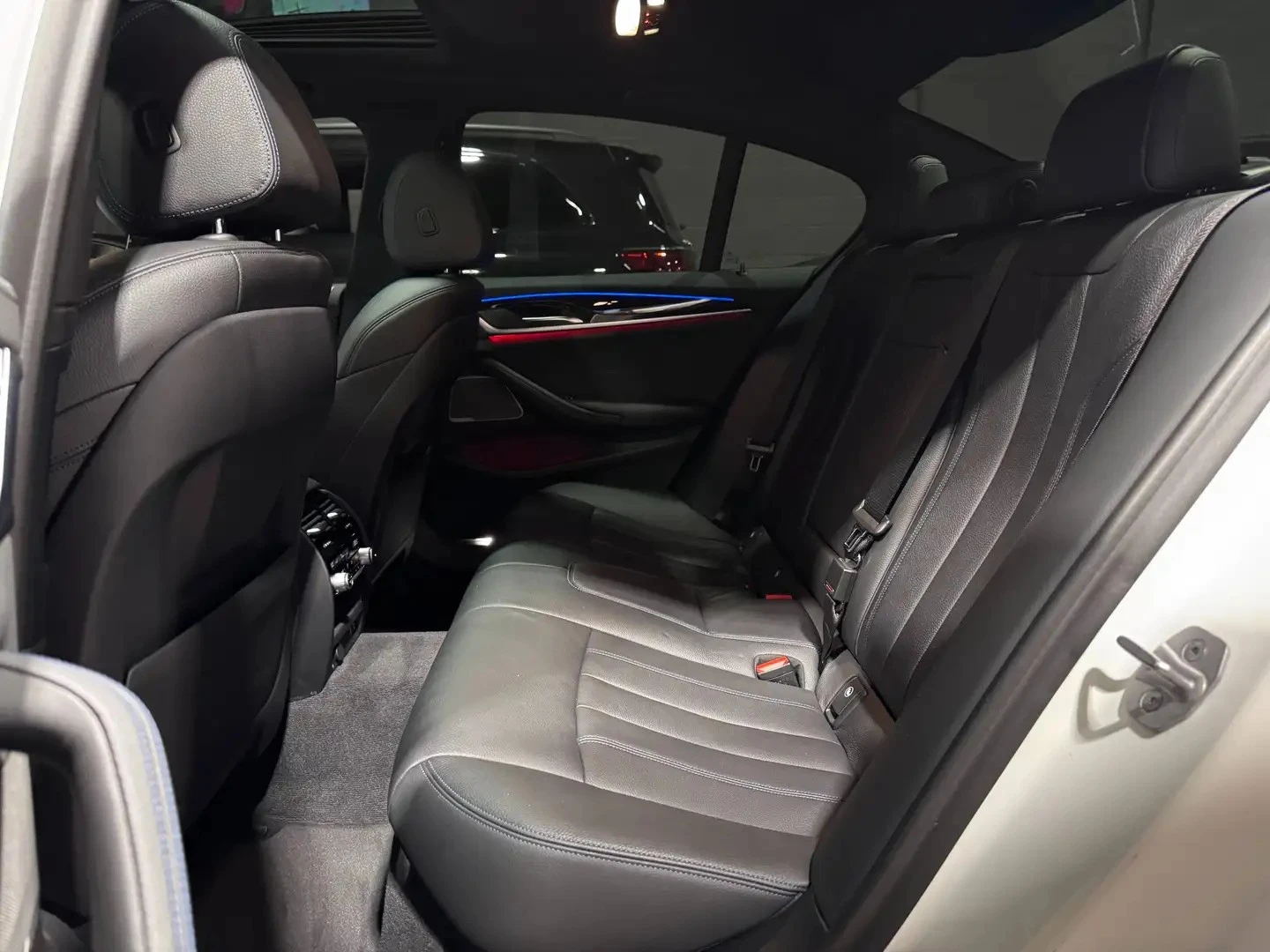 BMW 550 M xDrive ЦЕНА ДО БЪЛГАРИЯ АВТОКРЕДИТ, снимка 14 - Автомобили и джипове - 55528751