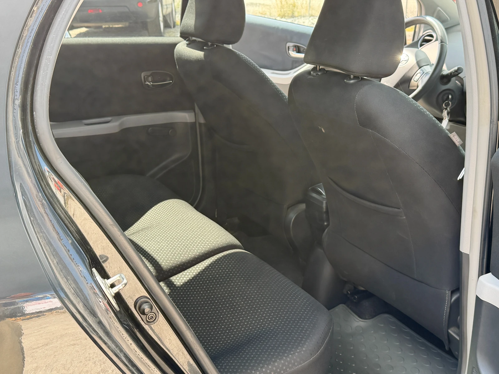 Toyota Yaris 1.33 Dual VVT-i Sol, снимка 12 - Автомобили и джипове - 56245219