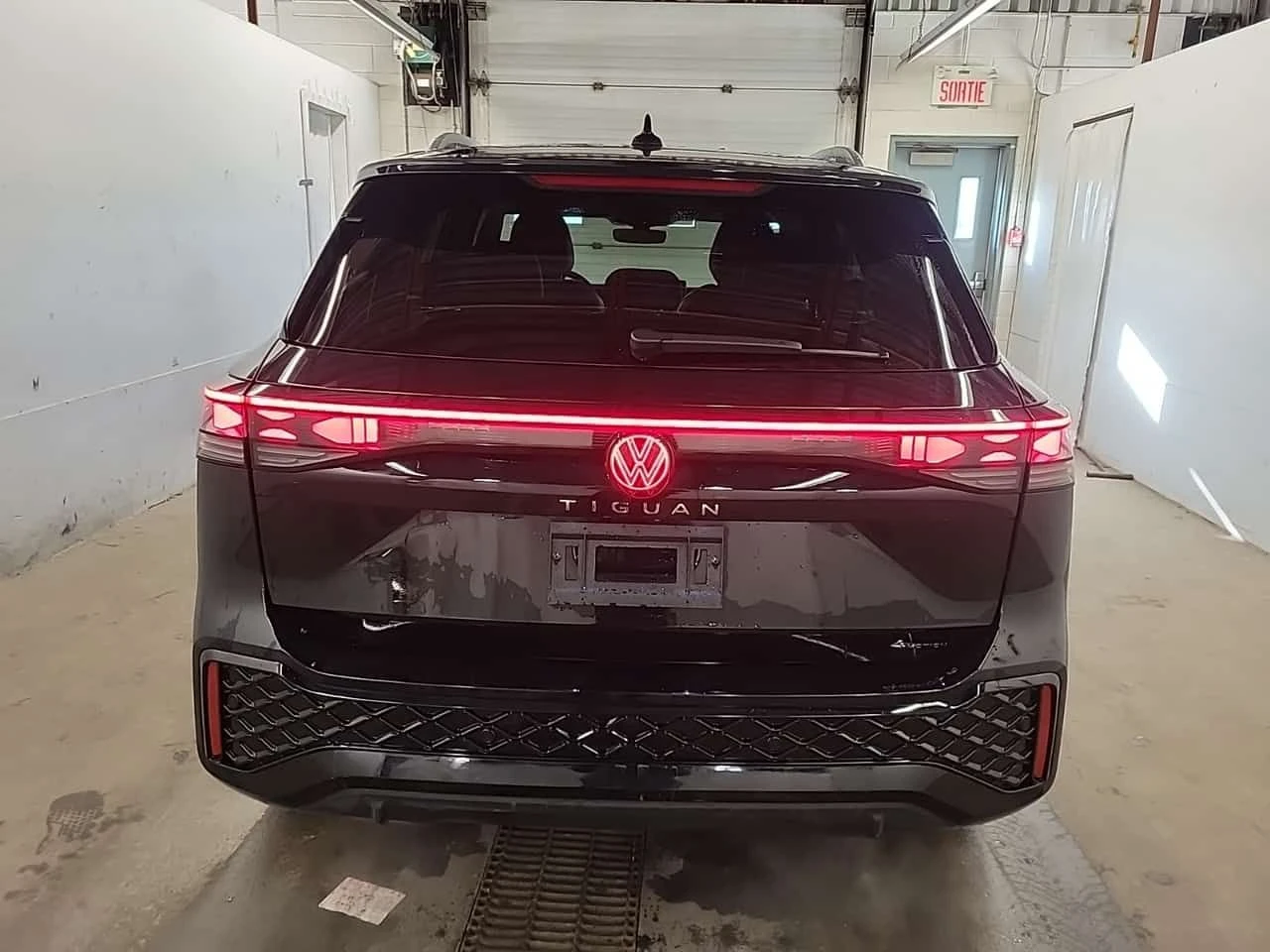 VW Tiguan * HIGHLINE R LINE* ГЛАВНО ПРЕДСТАВИТЕЛСТВО* , снимка 6 - Автомобили и джипове - 54791999