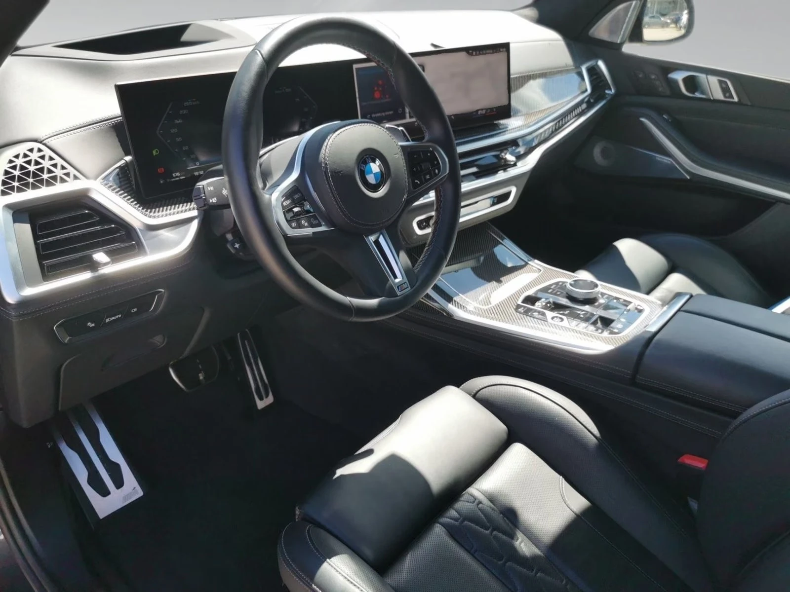 BMW X7 M60i xDRIVE M SPORT/ICONIC GLOW/SKY LOUNGE/HUD/B&W, снимка 4 - Автомобили и джипове - 56018817