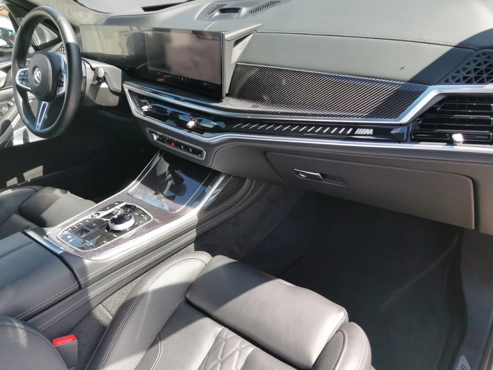 BMW X7 M60i xDRIVE M SPORT/ICONIC GLOW/SKY LOUNGE/HUD/B&W, снимка 10 - Автомобили и джипове - 56018817