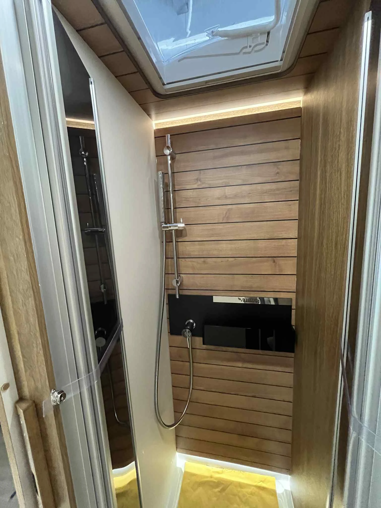 Кемпер Mobilvetta Krosser P90 AT8 2025* Двоен под* NAVI* Автоматик - изображение 10