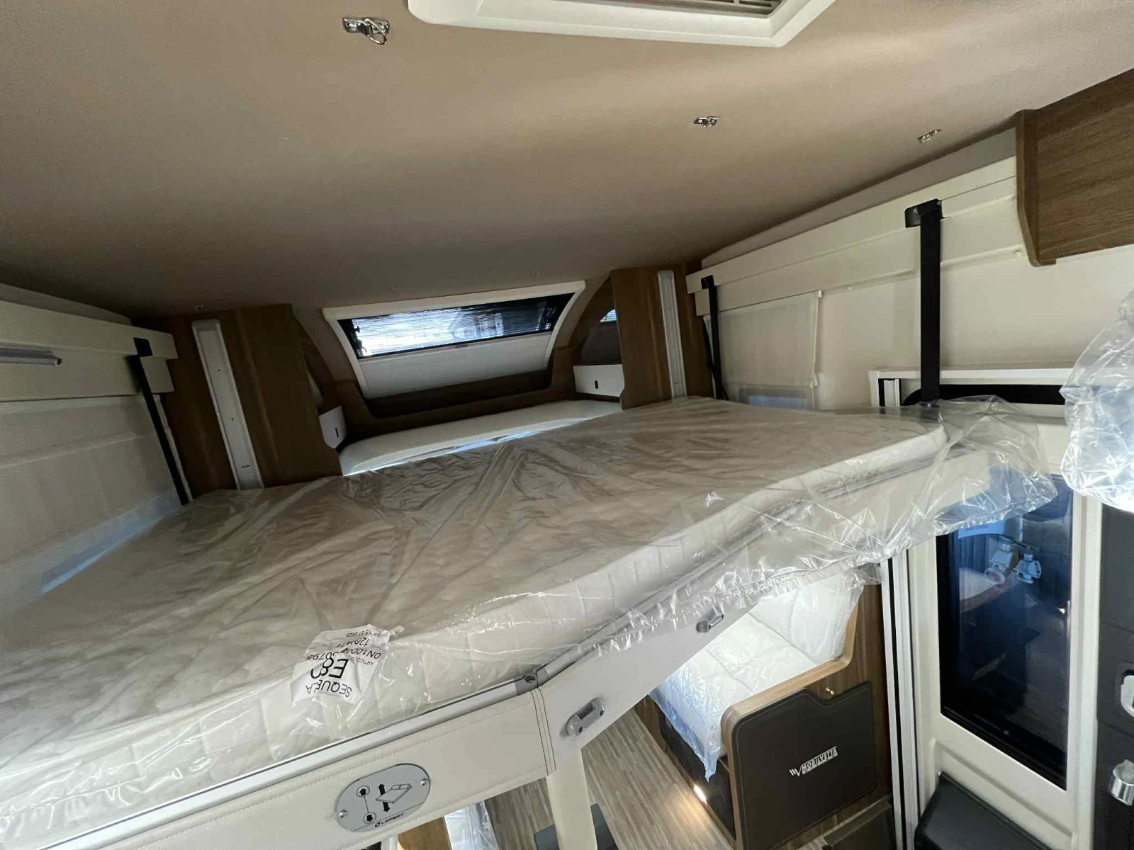 Кемпер Mobilvetta Krosser P90 AT8 2025* Двоен под* NAVI* Автоматик - изображение 8