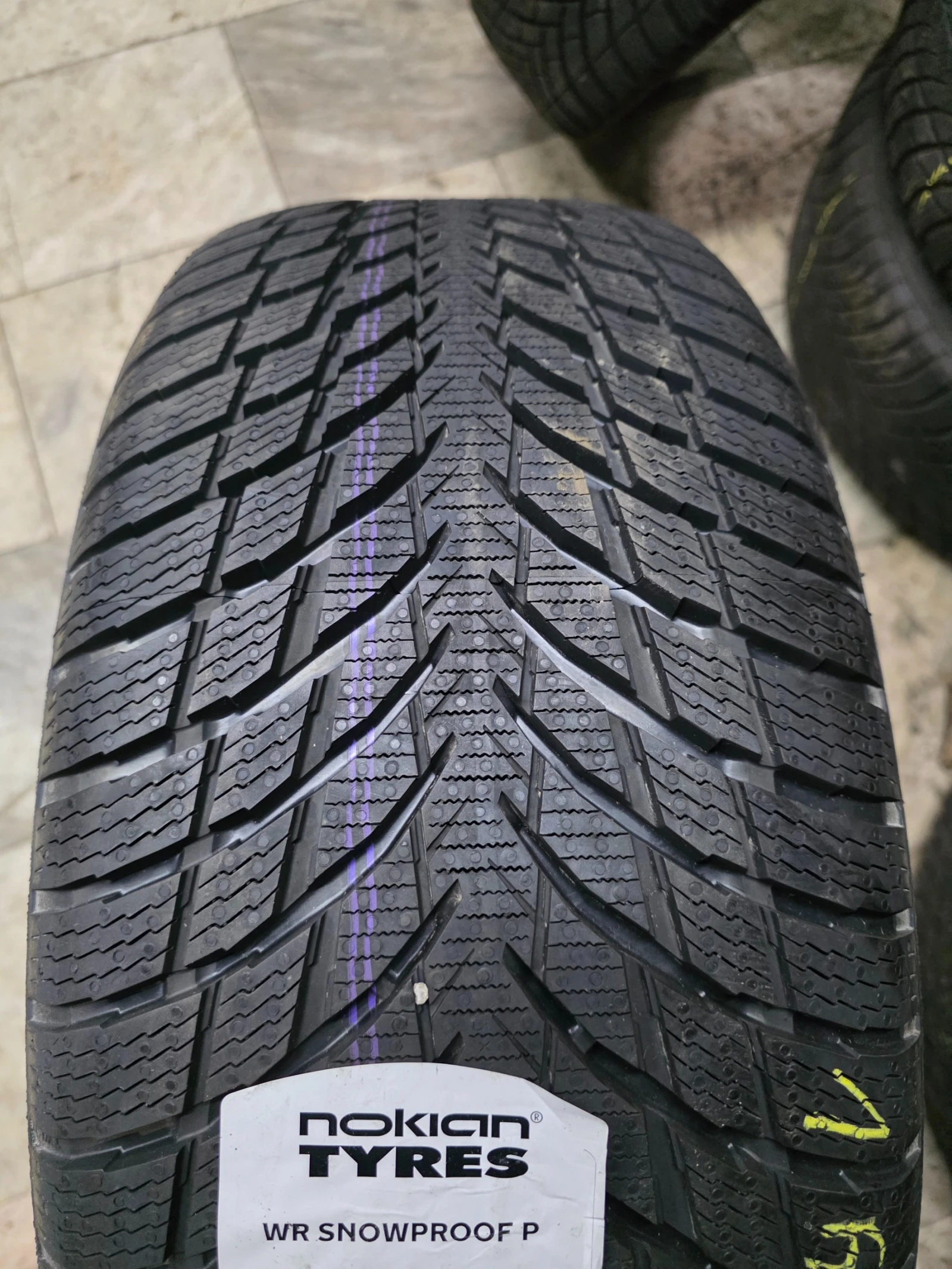 Гуми Зимни 235/55R17, снимка 2 - Гуми и джанти - 54635071