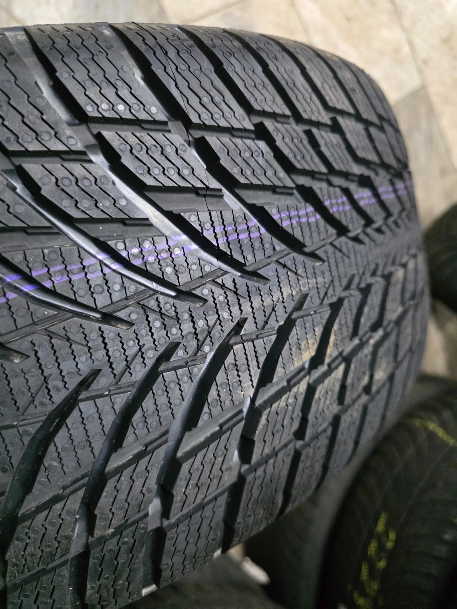 Гуми Зимни 235/55R17