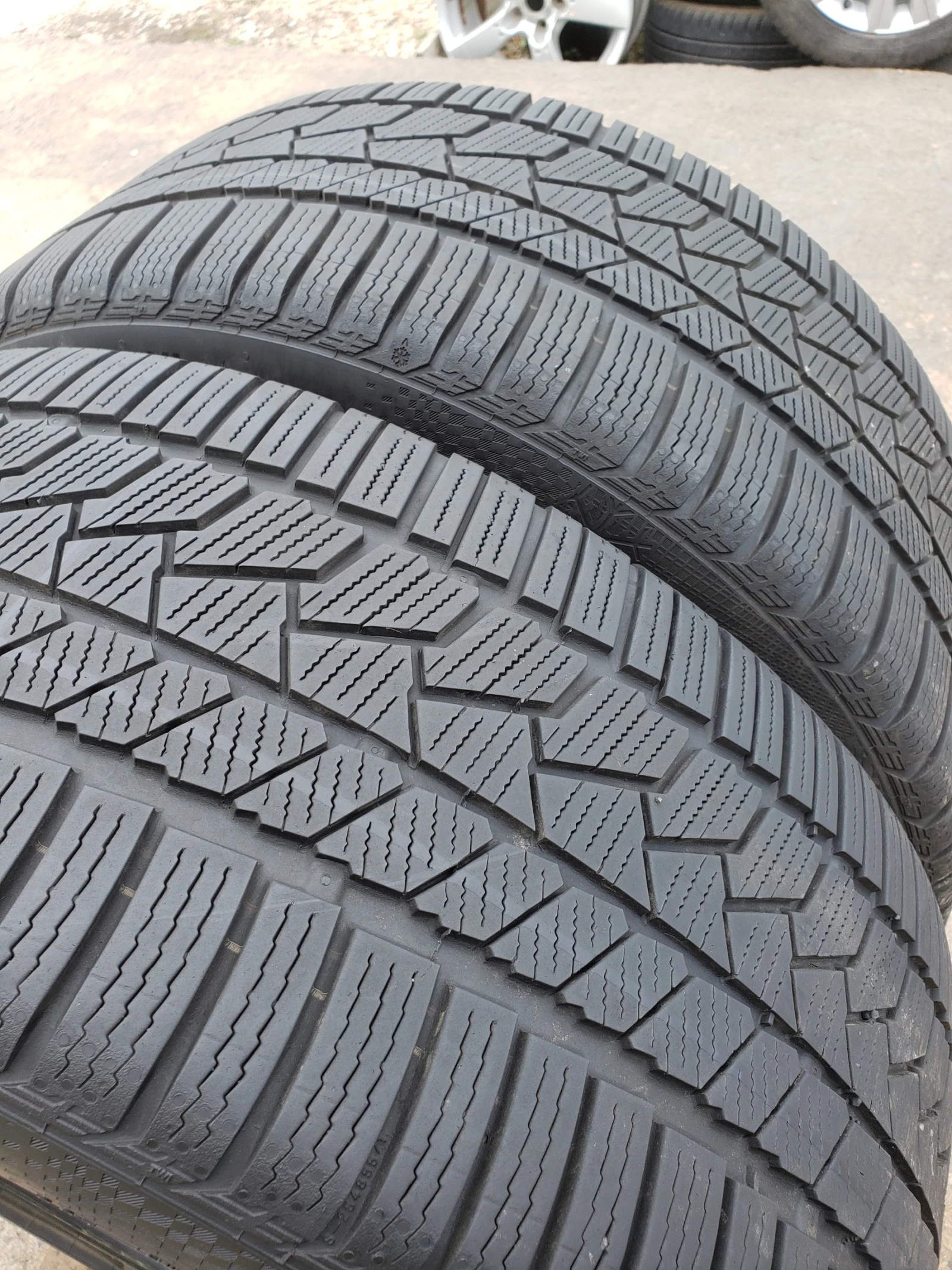 Гуми Зимни 255/45R19, снимка 3 - Гуми и джанти - 56180300