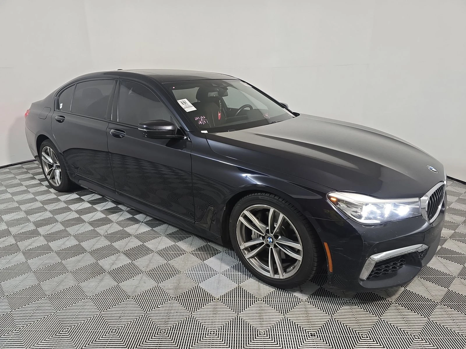 BMW 740 M* SPORT* ДИСТРОНИК* ХЕДЪП* BOWER* WILKINS* 360КАМ - изображение 3