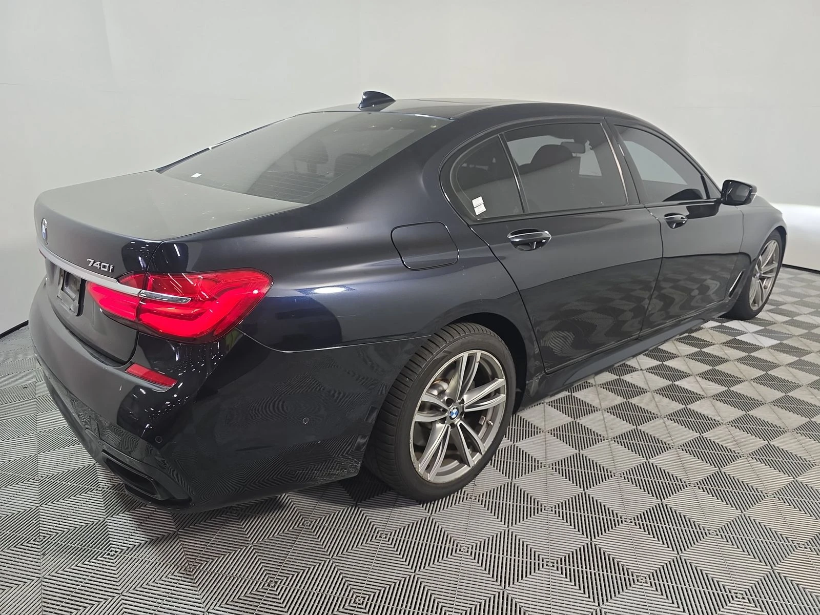 BMW 740 M* SPORT* ДИСТРОНИК* ХЕДЪП* BOWER* WILKINS* 360КАМ - изображение 2
