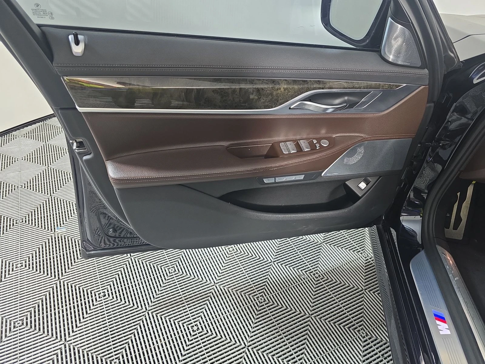 BMW 740 M* SPORT* ДИСТРОНИК* ХЕДЪП* BOWER* WILKINS* 360КАМ - изображение 7