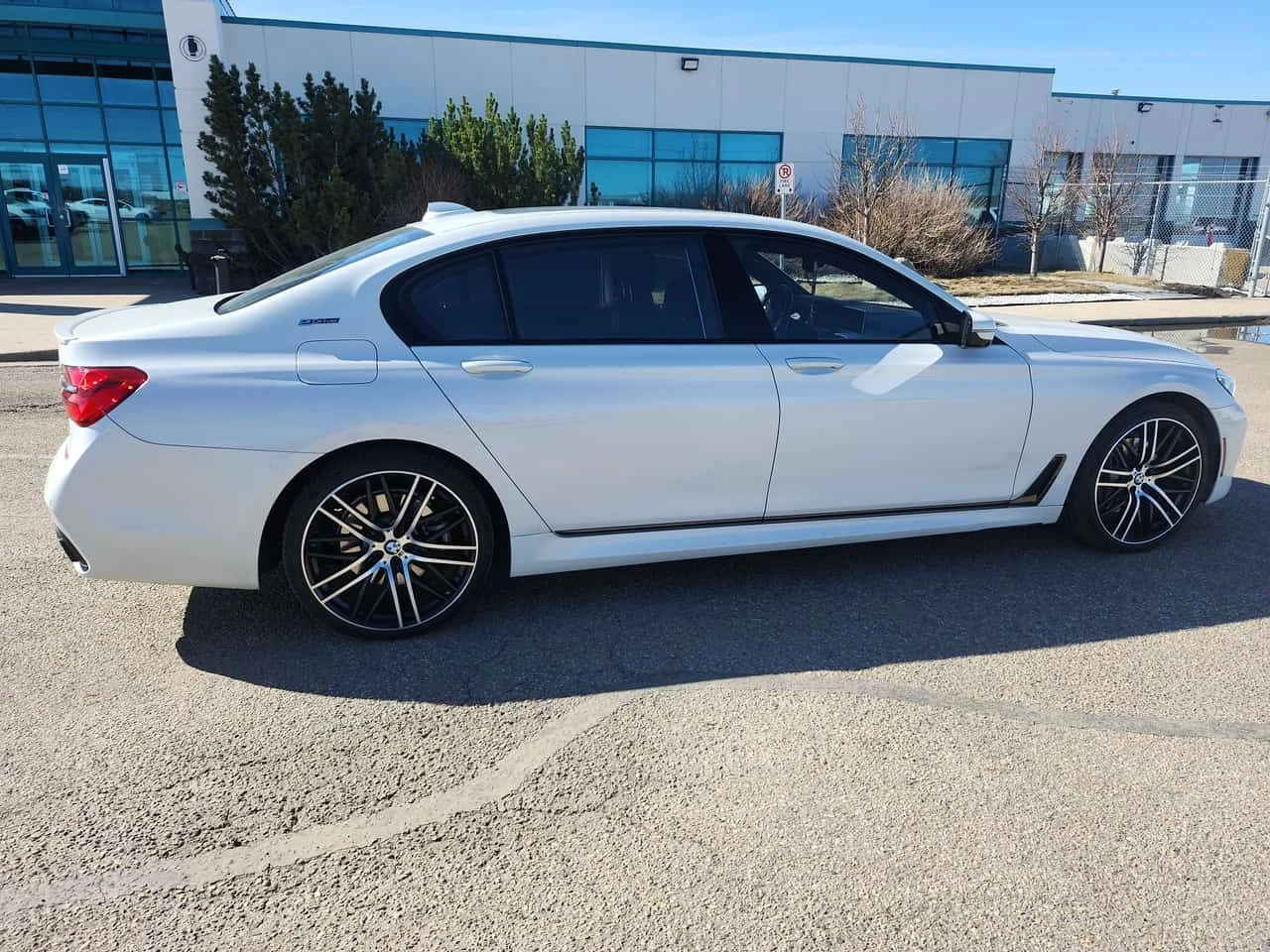 BMW 740  740Le xDrive /HEAD UP / Harman Kardon / ОБДУХВАНЕ, снимка 3 - Автомобили и джипове - 54313201