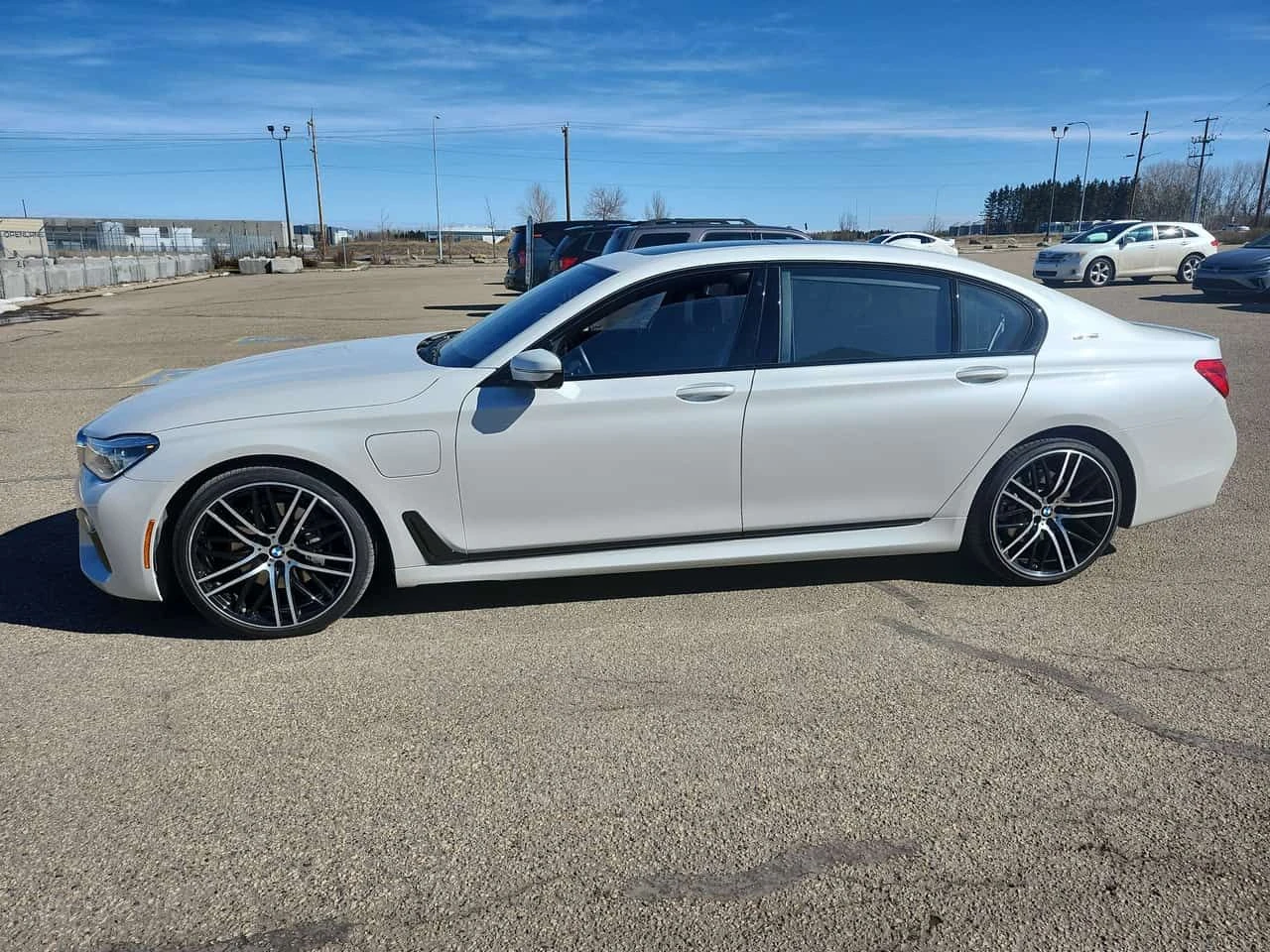 BMW 740  740Le xDrive /HEAD UP / Harman Kardon / ОБДУХВАНЕ, снимка 2 - Автомобили и джипове - 54313201