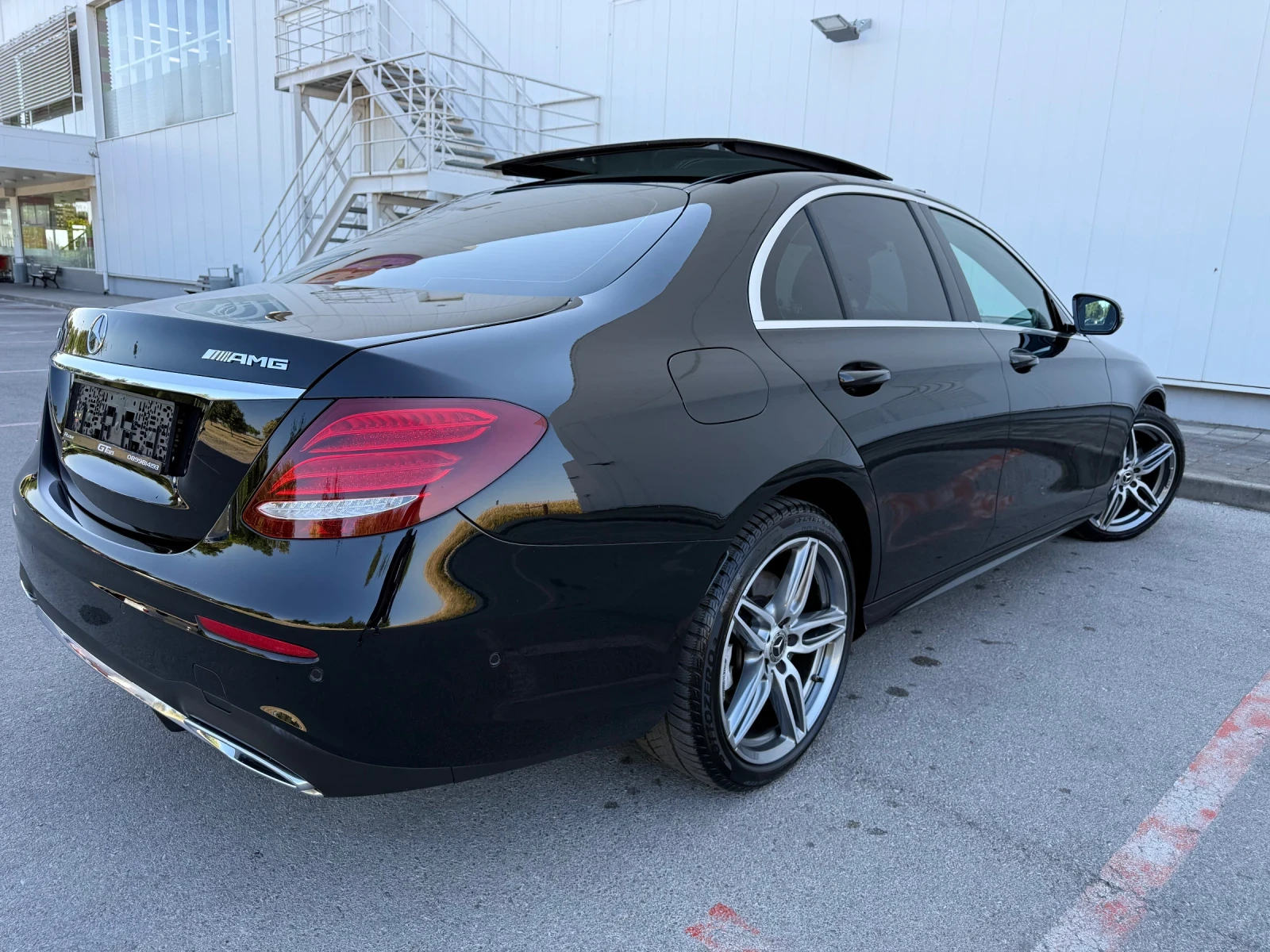 Mercedes-Benz E 350 AMG DESIGNO 4D BURMESTER HuD PANORAMA MULTIBEAM , снимка 5 - Автомобили и джипове - 55663377