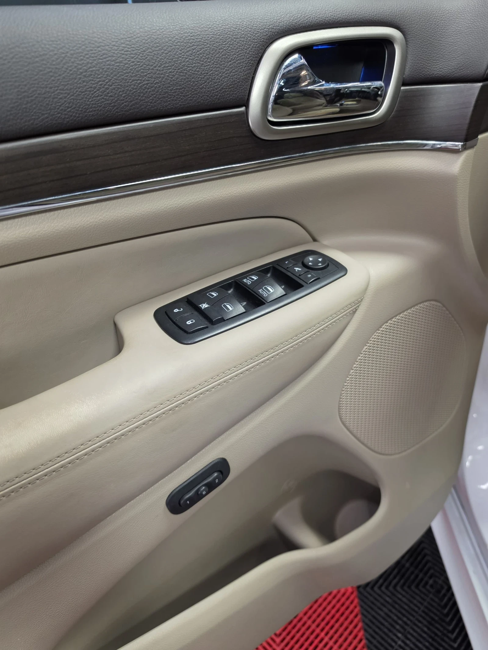 Jeep Grand cherokee 3.6* SRT* 4х4* ПАНО* ПОДГРЕВ* ОБДУХВАНЕ* ТОП, снимка 17 - Автомобили и джипове - 54970679