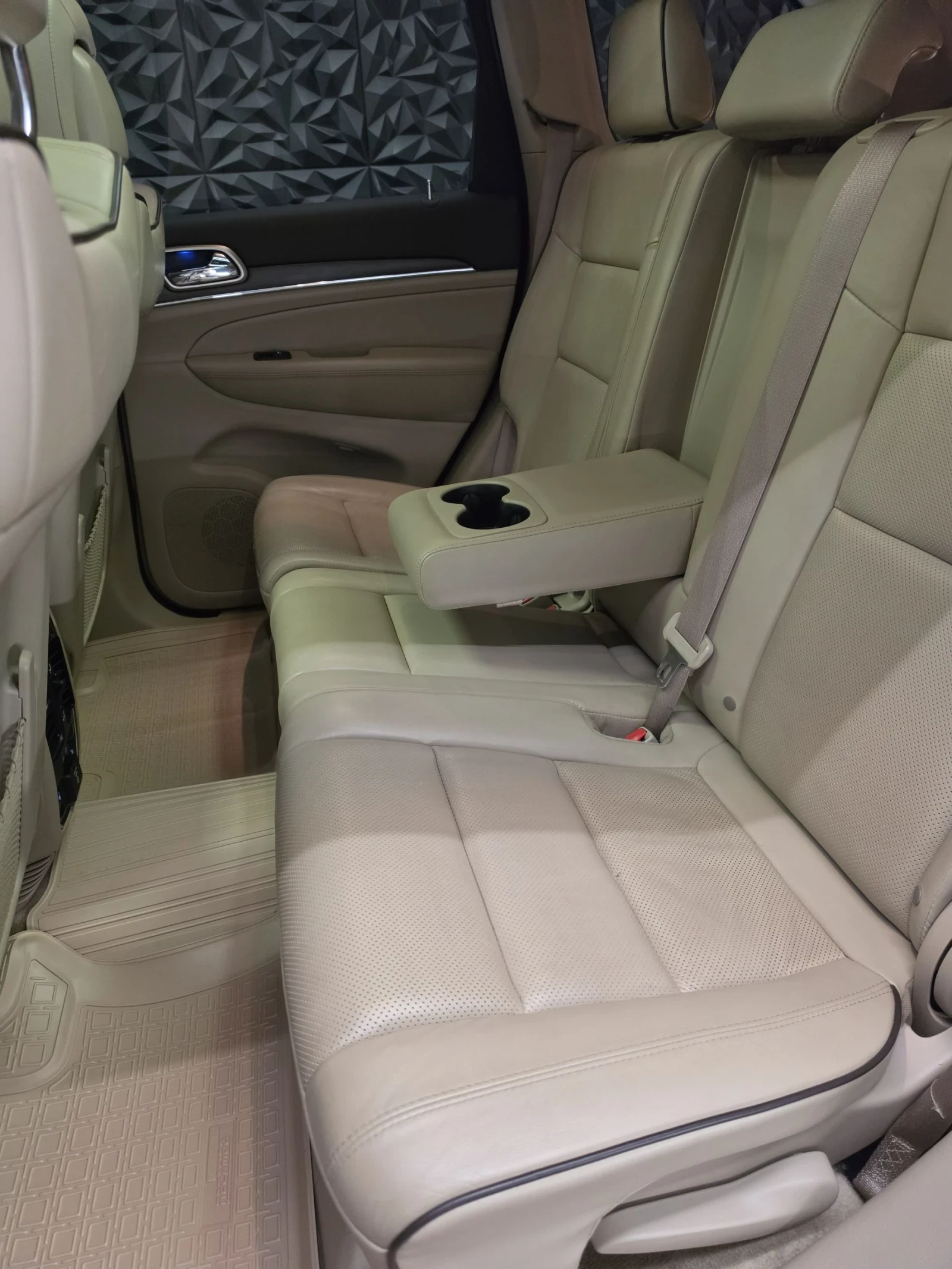 Jeep Grand cherokee 3.6* SRT* 4х4* ПАНО* ПОДГРЕВ* ОБДУХВАНЕ* ТОП, снимка 7 - Автомобили и джипове - 54970679
