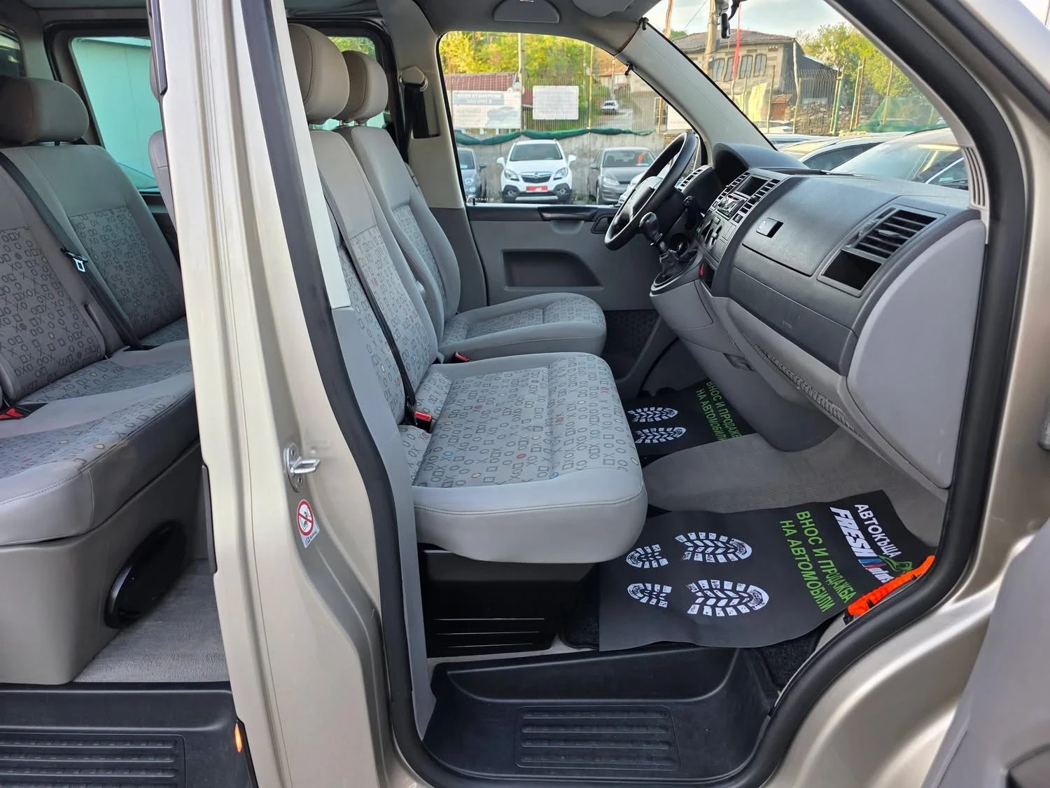 VW Transporter 2.5TDI 131K.C. / ДЪЛГА БАЗА / 6 МЕСТА / КЛИМАТИК, снимка 11 - Бусове и автобуси - 54374188